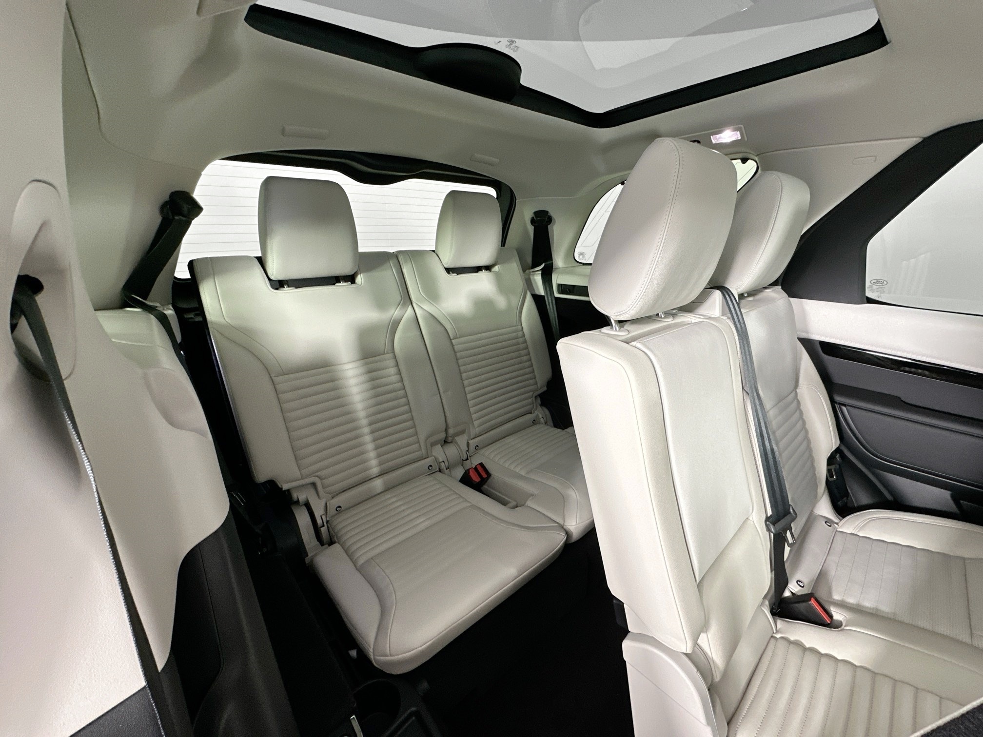 used 2025 Land Rover Discovery car, priced at $67,628