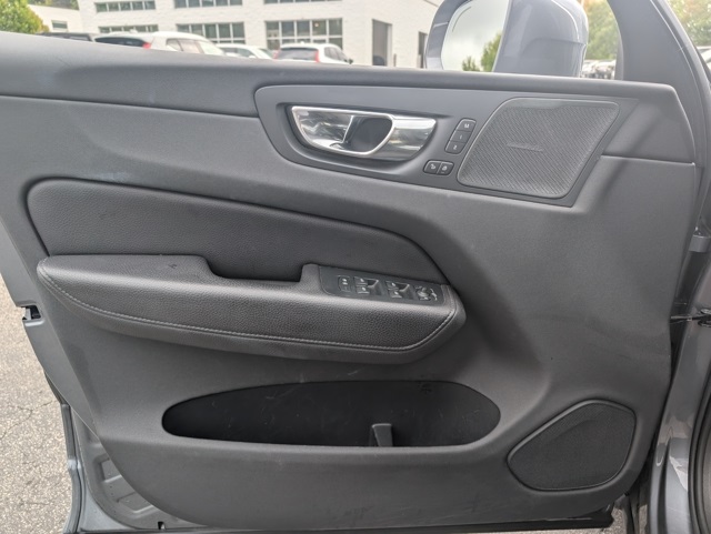 2020 Volvo XC60 T5 Momentum photo 11