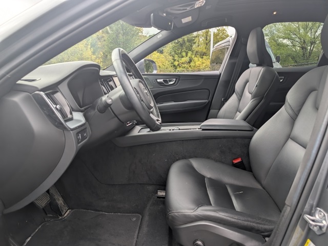 2020 Volvo XC60 T5 Momentum photo 12