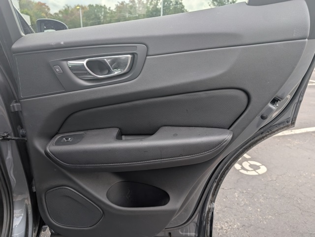 2020 Volvo XC60 T5 Momentum photo 28
