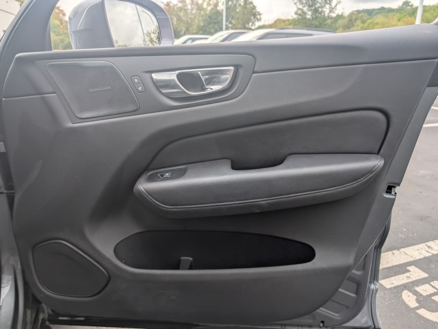 2020 Volvo XC60 T5 Momentum photo 31