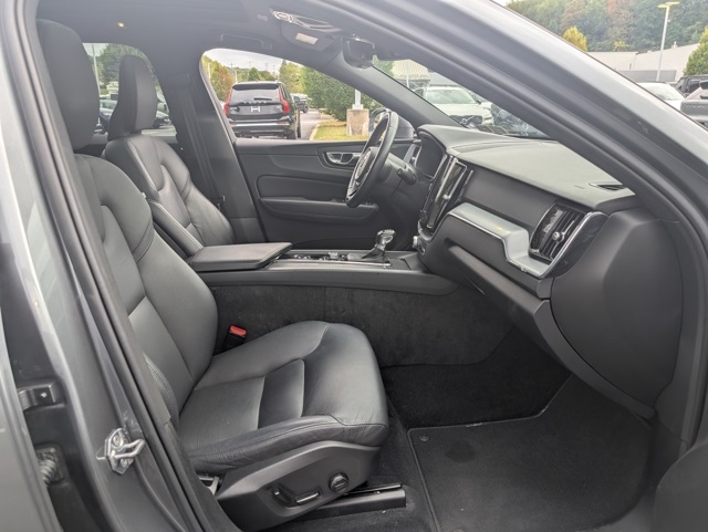 2020 Volvo XC60 T5 Momentum photo 32