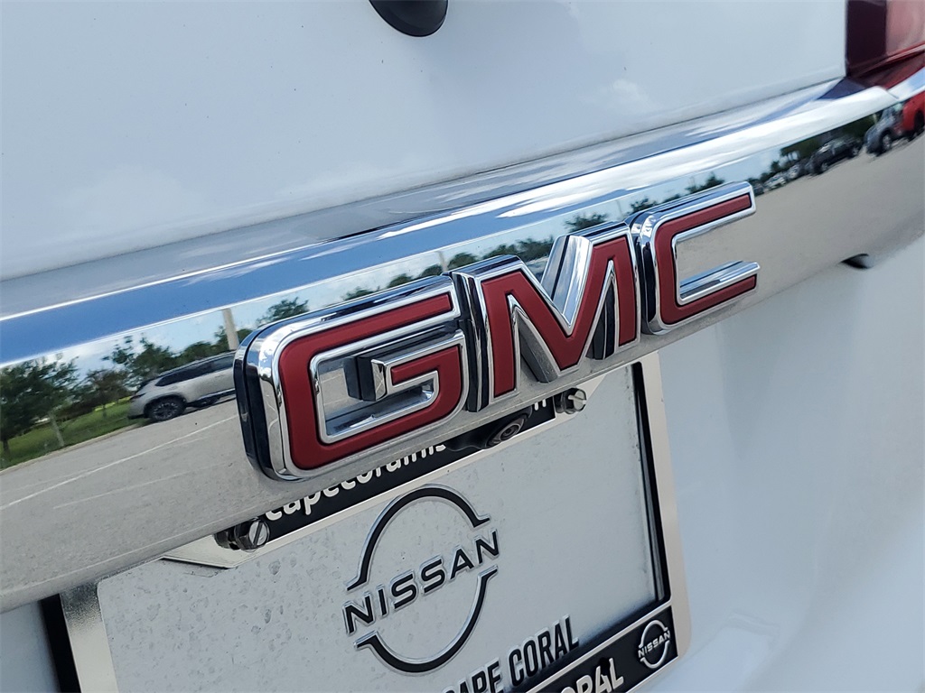 2023 Summit White GMC Acadia SLT FWD SUV