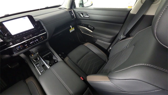 2025 Brilliant Silver Metallic Nissan Pathfinder Platinum FWD SUV