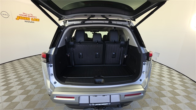 2025 Brilliant Silver Metallic Nissan Pathfinder Platinum FWD SUV