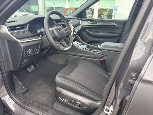 2025 Jeep Grand Cherokee Laredo X photo 12
