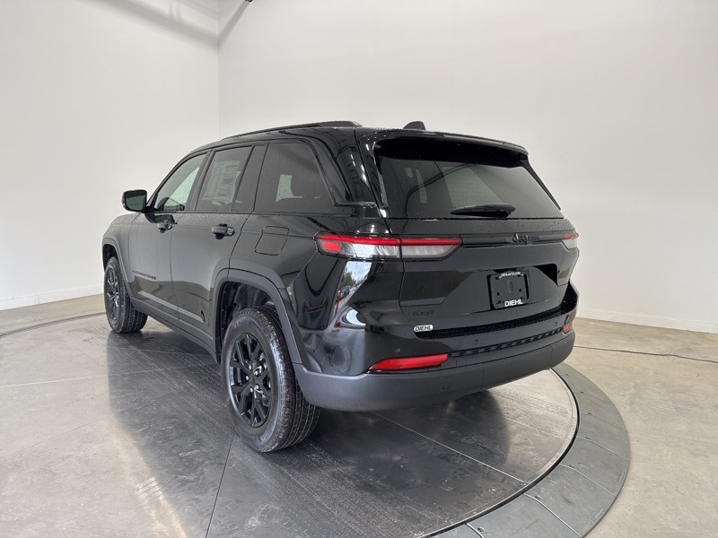 2025 Jeep Grand Cherokee Laredo photo 2