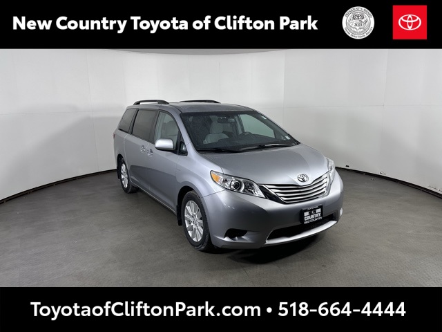 2017 Toyota Sienna LE's photo