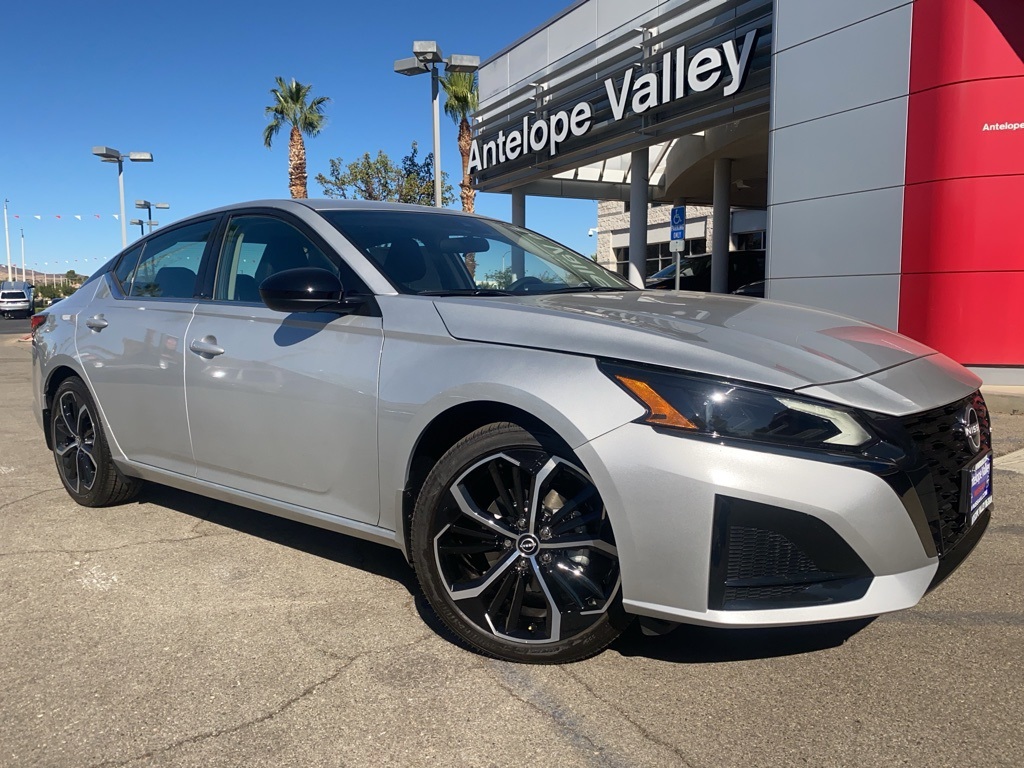 2025 Nissan Altima SR's photo