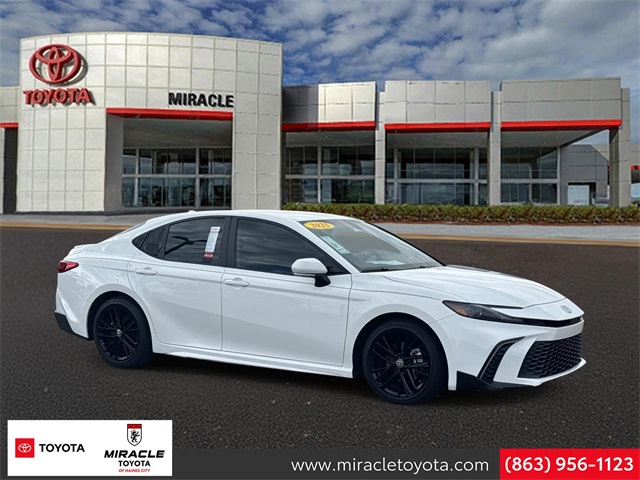 2025 Toyota Camry SE's photo