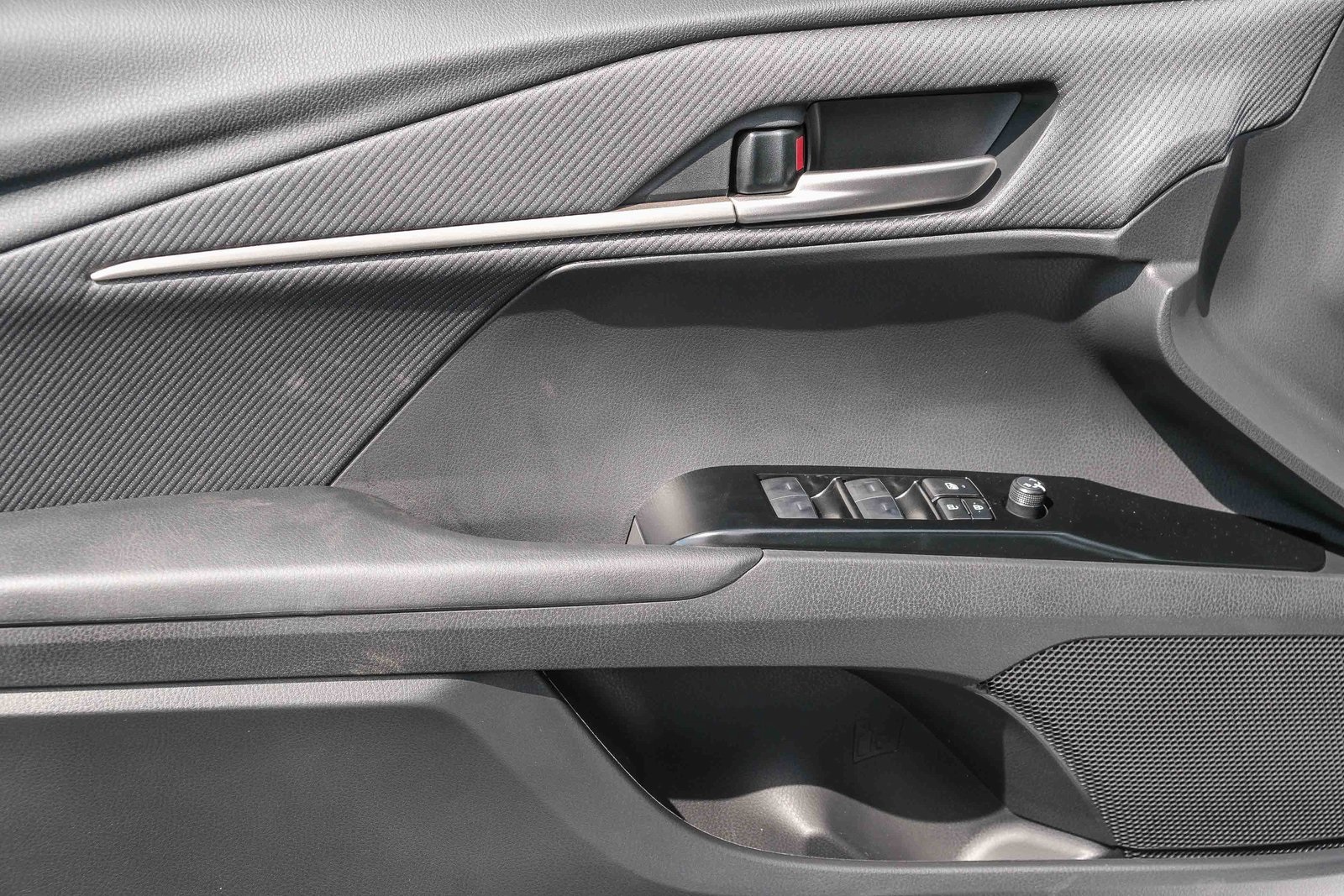 2025 Toyota Camry SE photo 21