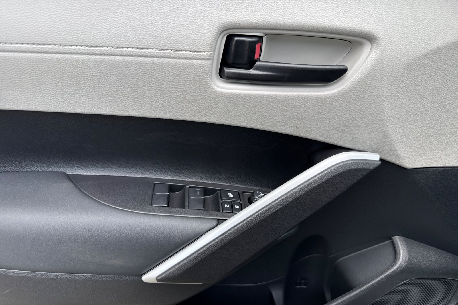 2025 Toyota Corolla Cross L photo 11