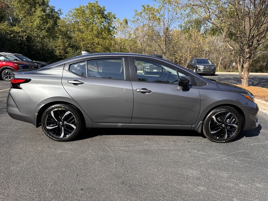 2025 Nissan Versa 1.6 SR photo 2