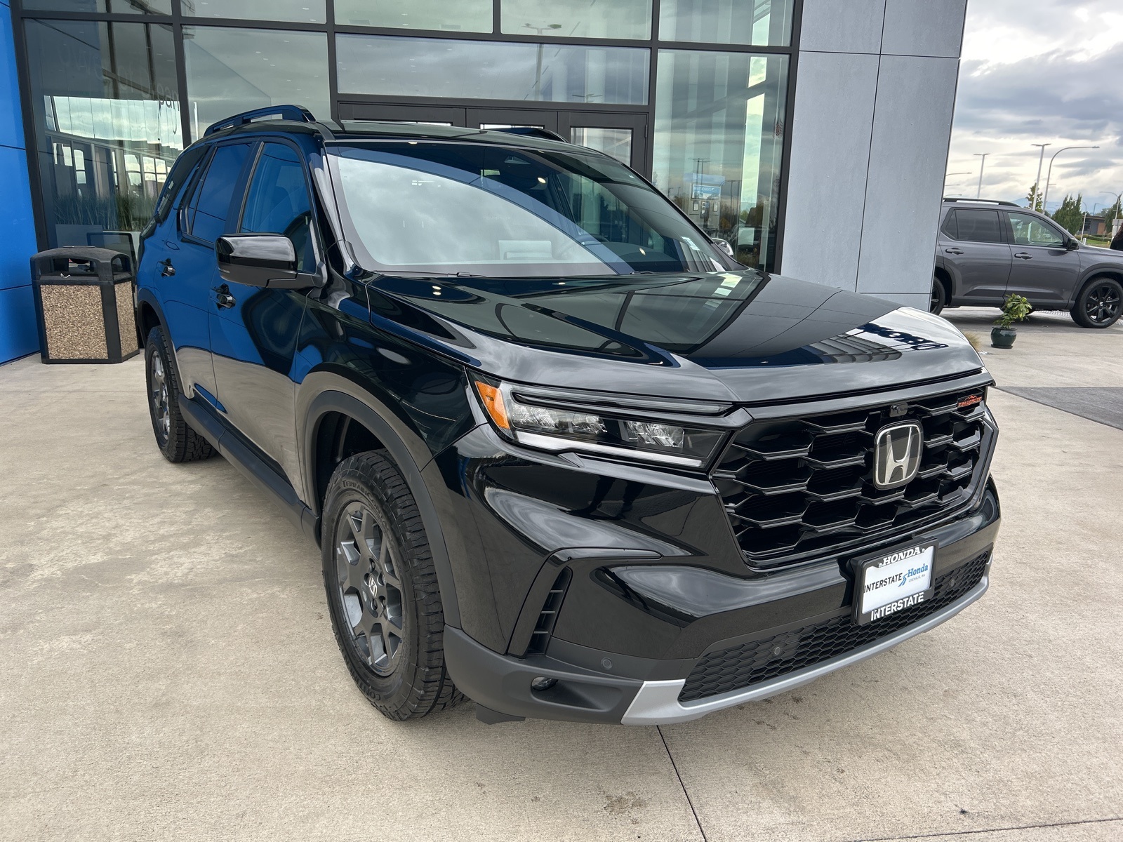 2025 Honda Pilot TrailSport photo 2