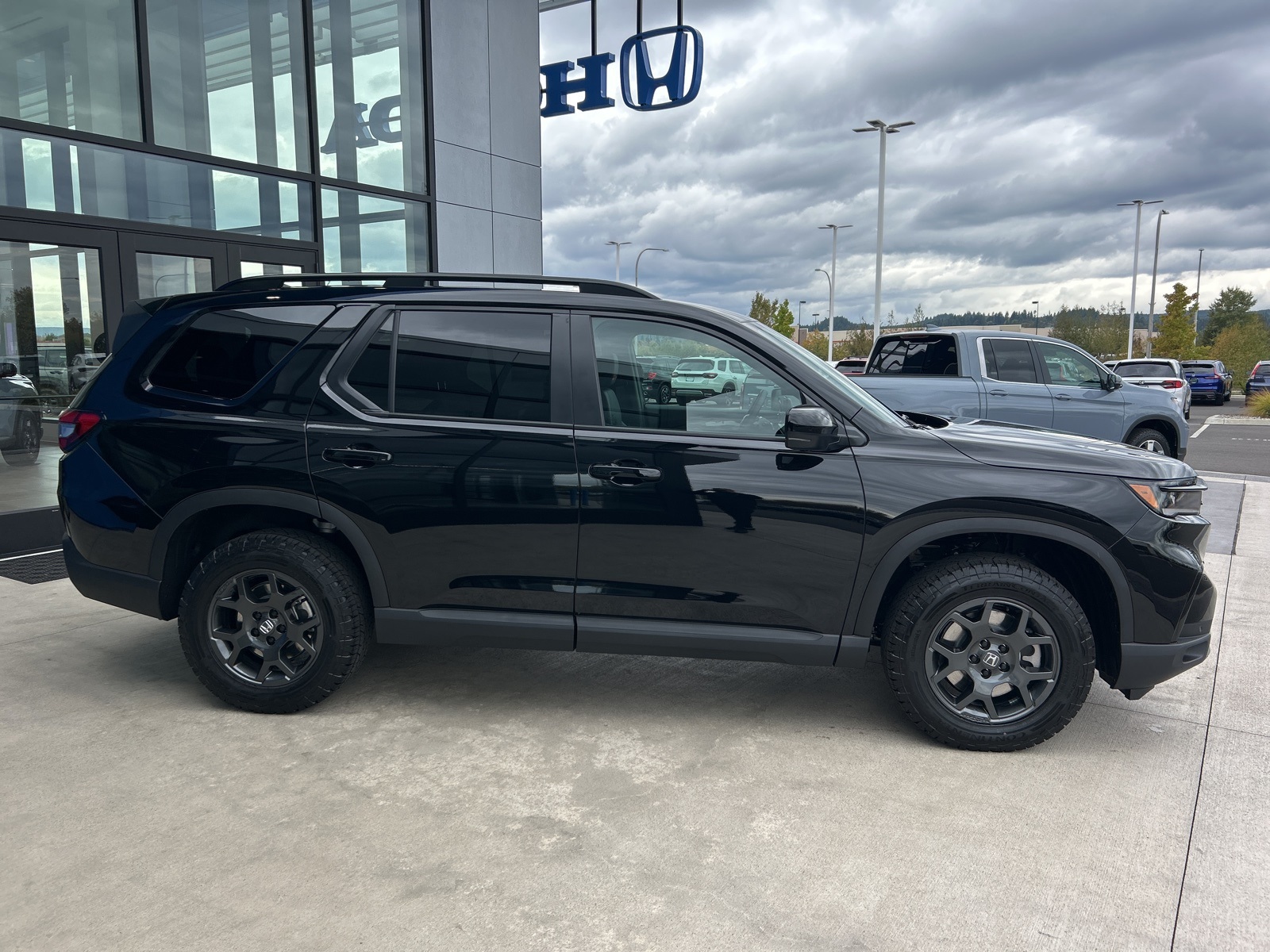 2025 Honda Pilot TrailSport photo 3