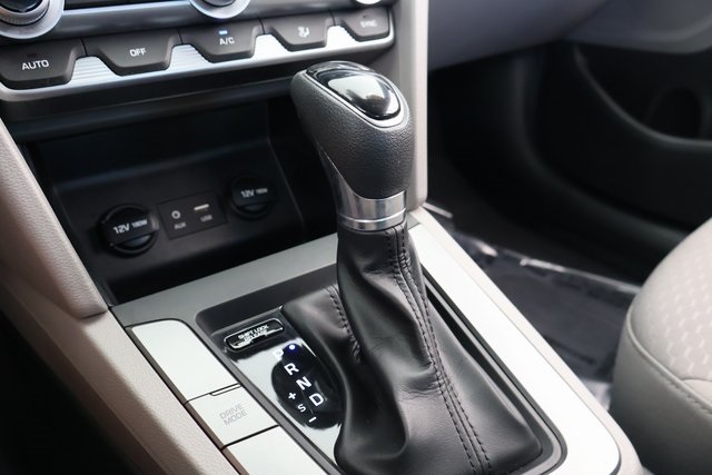2020 Hyundai Elantra SEL photo 24