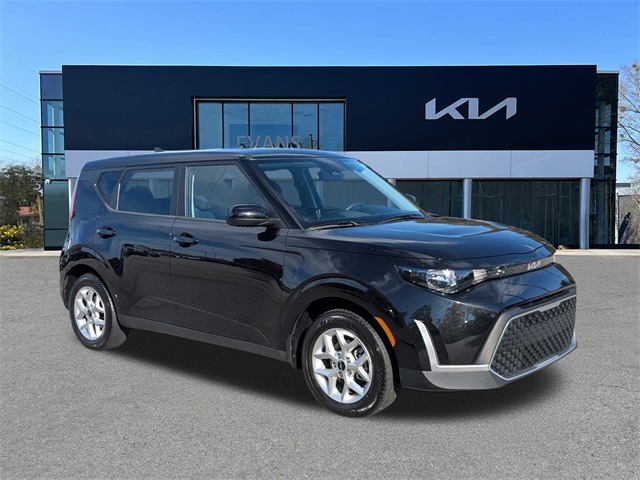 2025 Kia Soul LX's photo