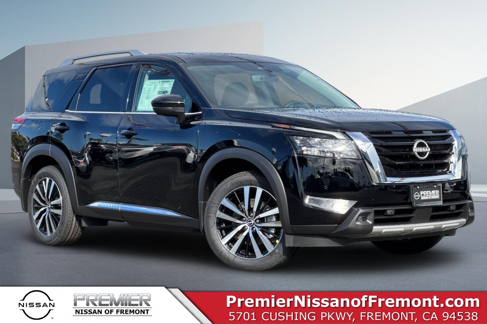 2025 Nissan Pathfinder Platinum's photo