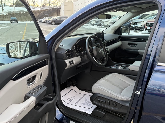 used 2025 Honda Pilot car, priced at $39,995