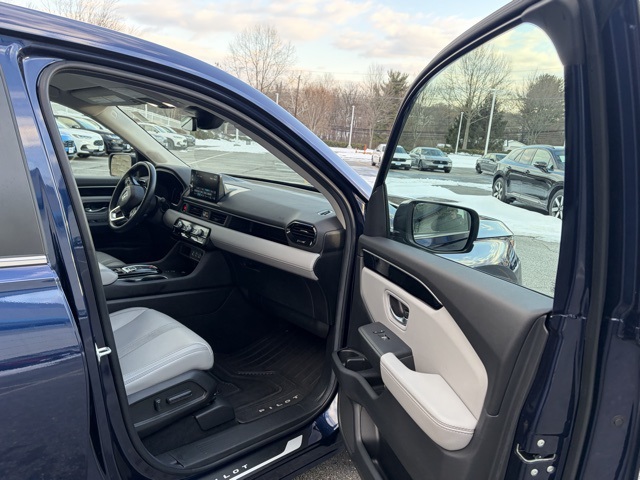 used 2025 Honda Pilot car, priced at $39,995