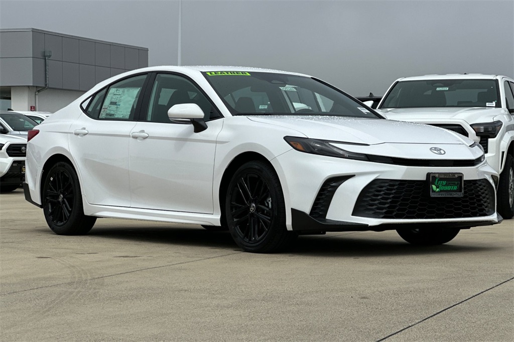 2025 Toyota Camry SE photo 2