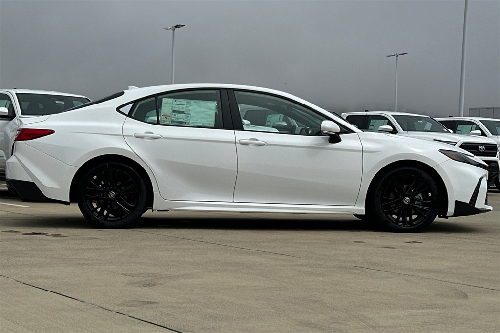 2025 Toyota Camry SE photo 3