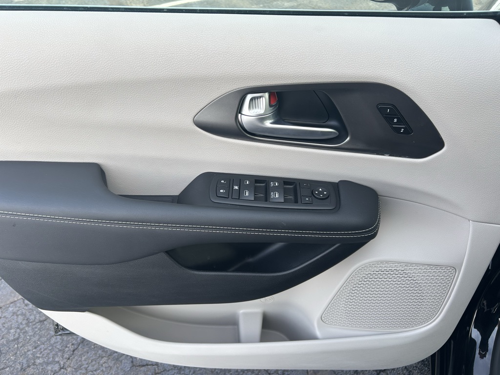 used 2024 Chrysler Pacifica car, priced at $29,773