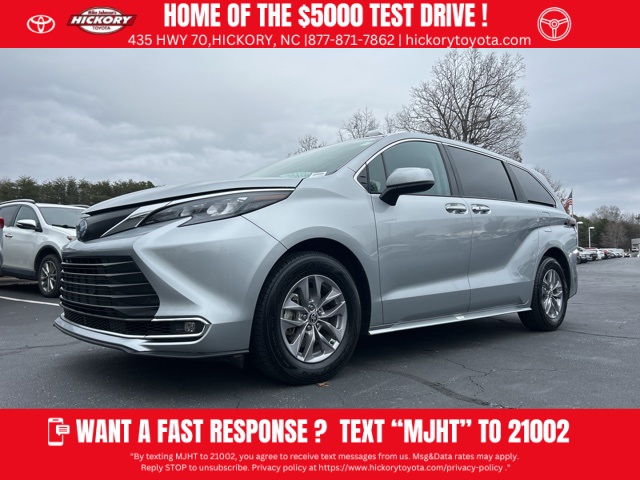 2024 Toyota Sienna XLE's photo