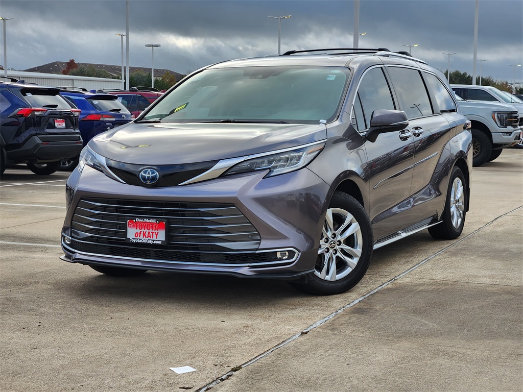 2022 Toyota Sienna Limited's photo