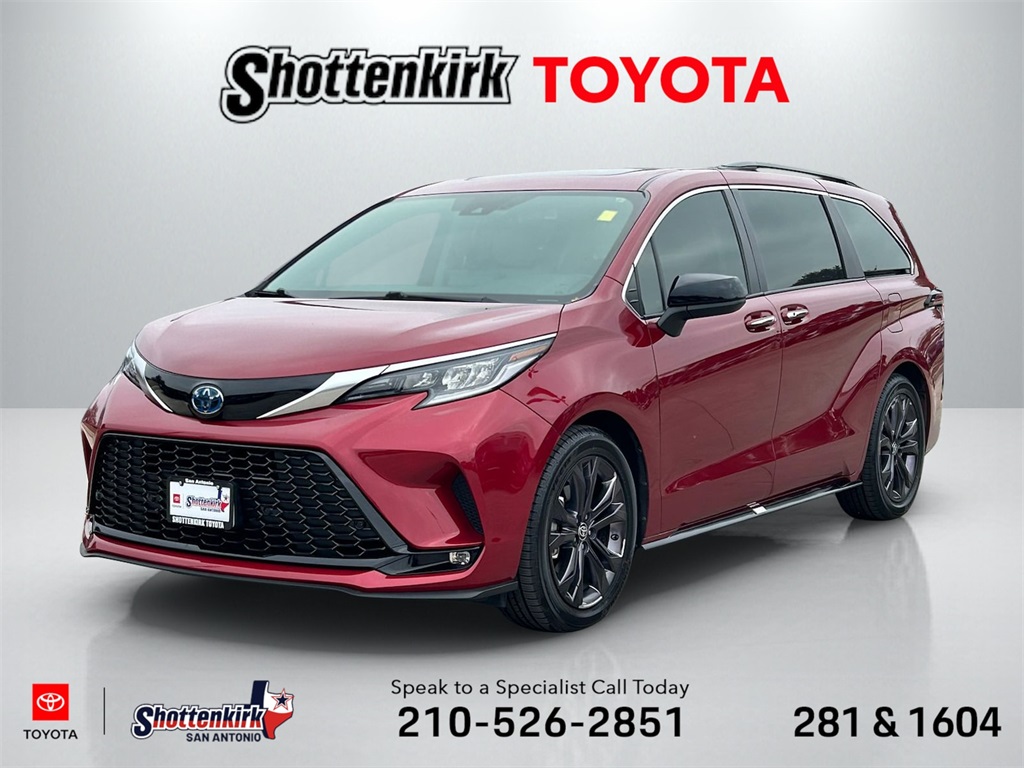 2022 Toyota Sienna XSE's photo