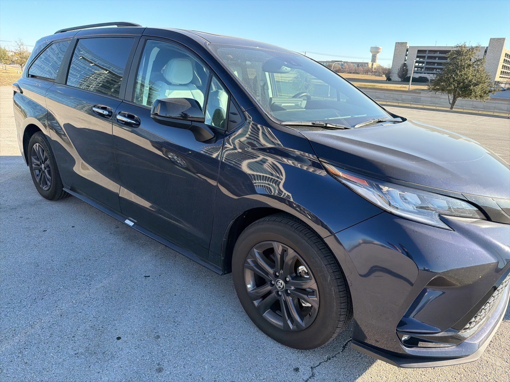 2025 Toyota Sienna XSE's photo