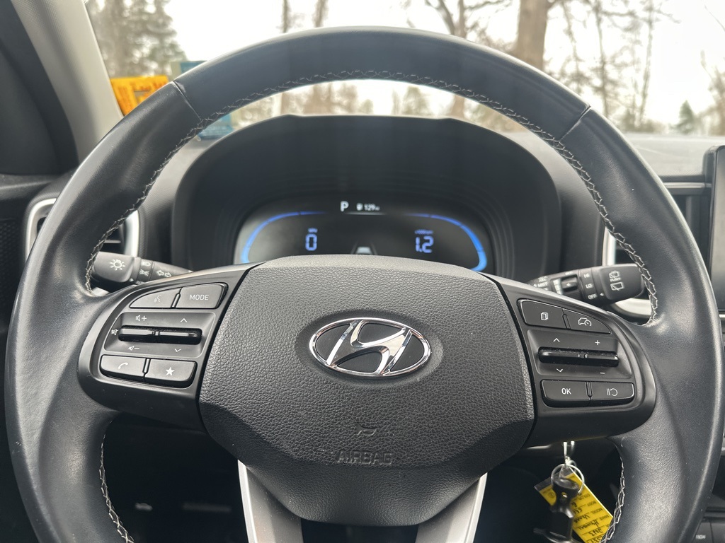2023 Hyundai Venue SEL photo 4