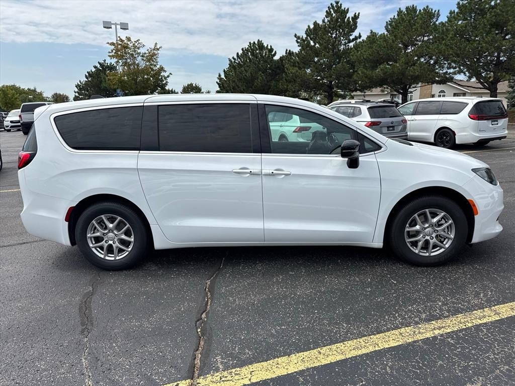 2026 Chrysler Voyager LX photo 2