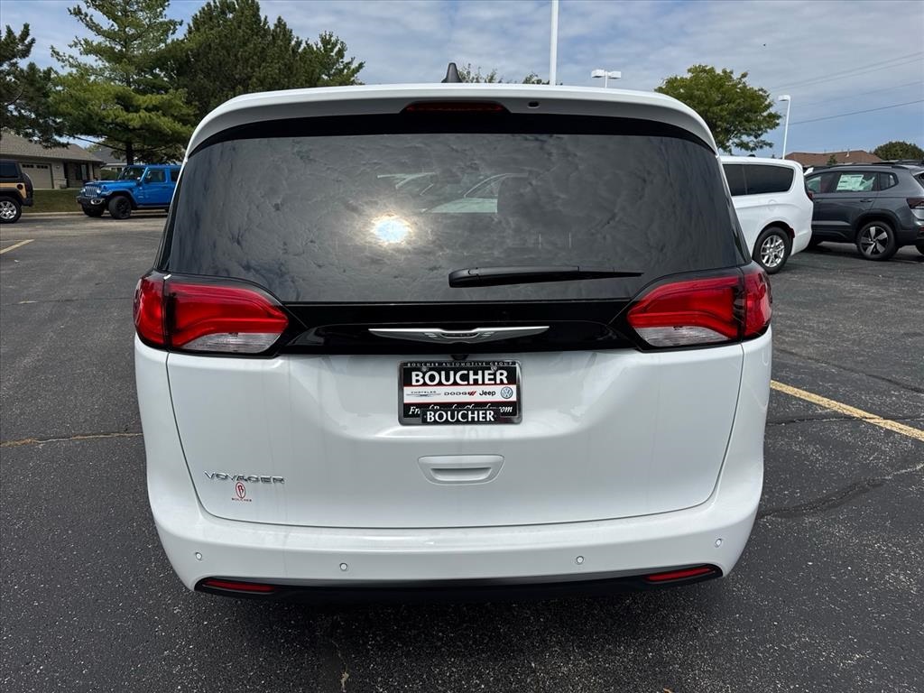 2026 Chrysler Voyager LX photo 4