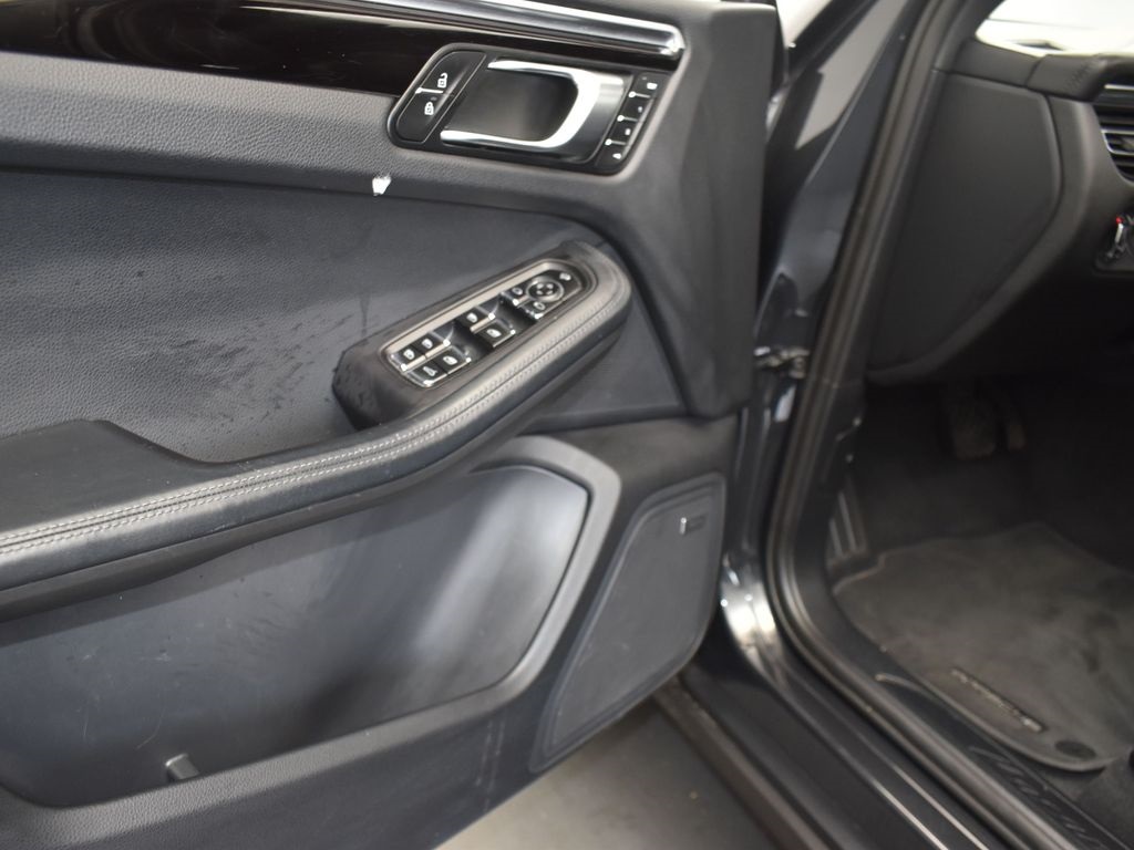 2022 Porsche Macan Base photo 11