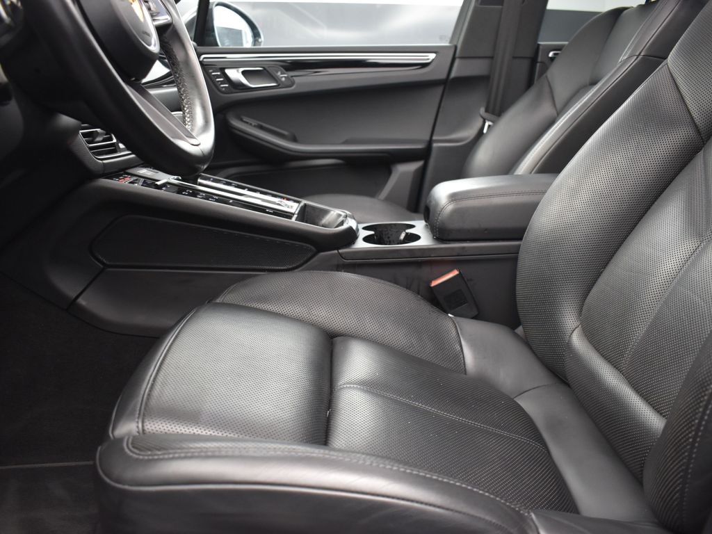 2022 Porsche Macan Base photo 13