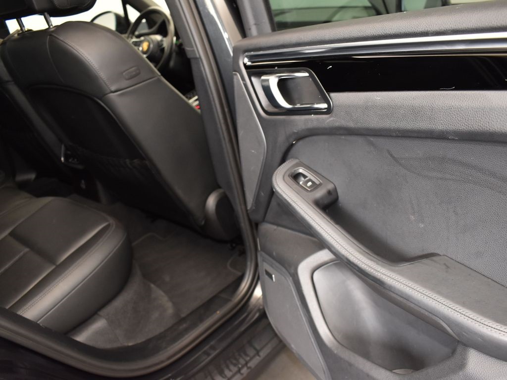 2022 Porsche Macan Base photo 20