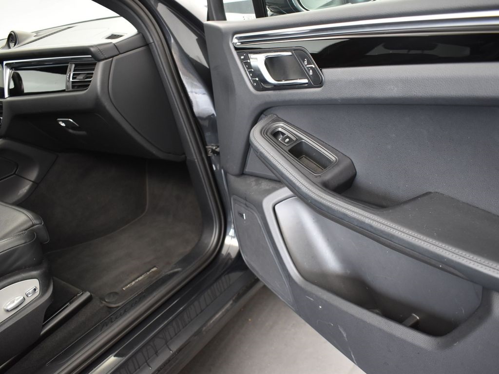 2022 Porsche Macan Base photo 22