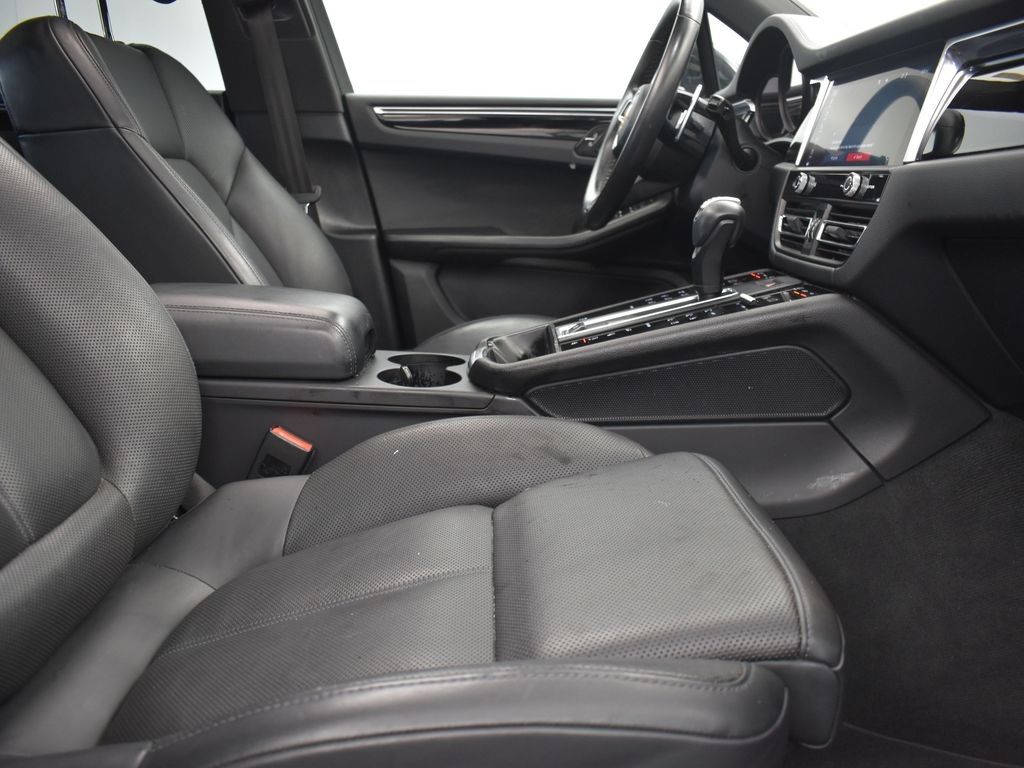2022 Porsche Macan Base photo 24