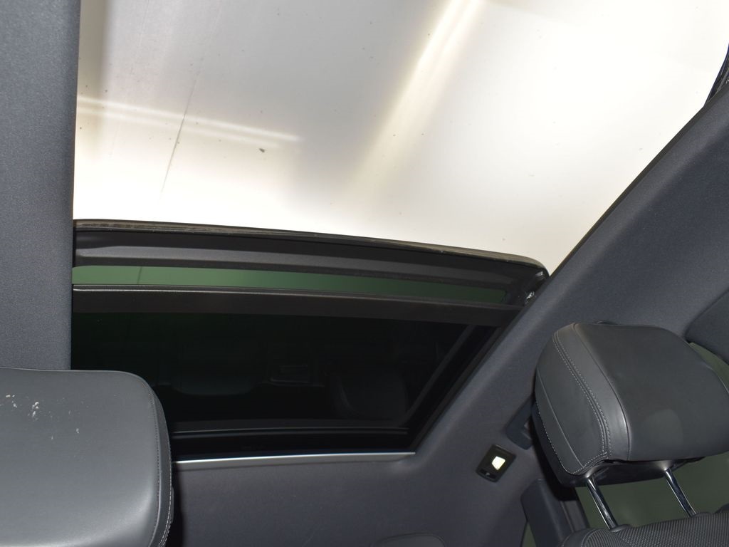 2022 Porsche Macan Base photo 25
