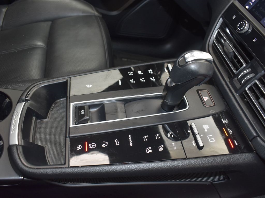 2022 Porsche Macan Base photo 26