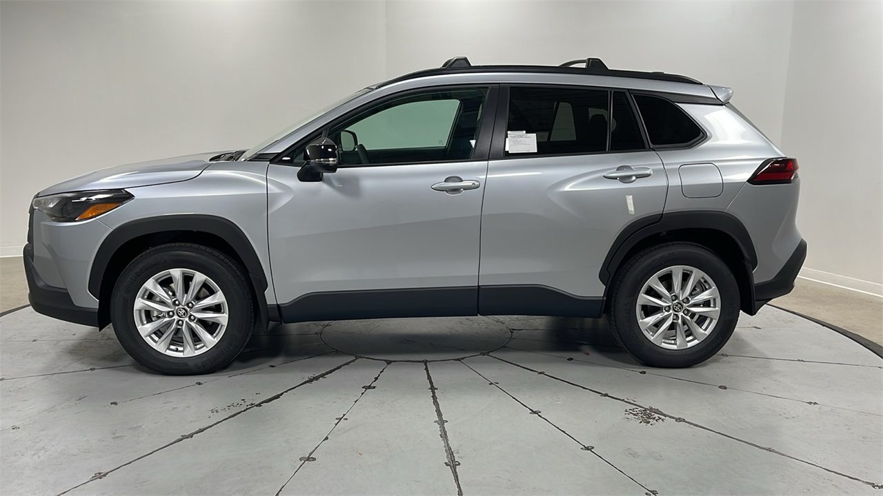 2026 Toyota Corolla Cross LE photo 8