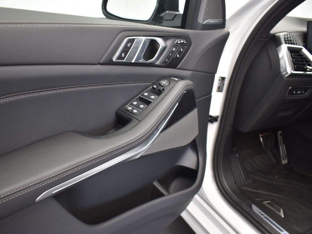 2026 Mineral White Metallic BMW X7 xDrive40i AWD SUV
