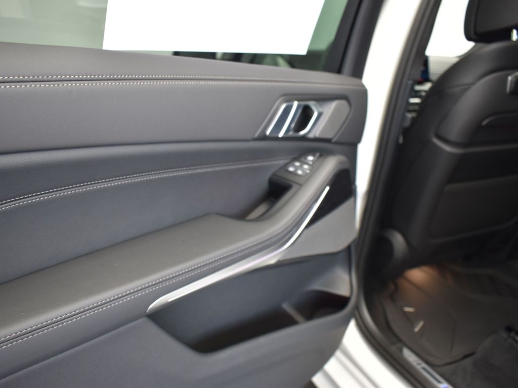 2026 Mineral White Metallic BMW X7 xDrive40i AWD SUV
