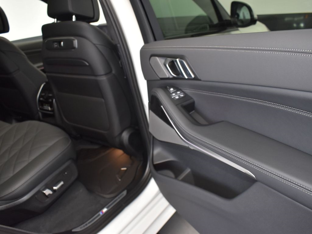 2026 Mineral White Metallic BMW X7 xDrive40i AWD SUV