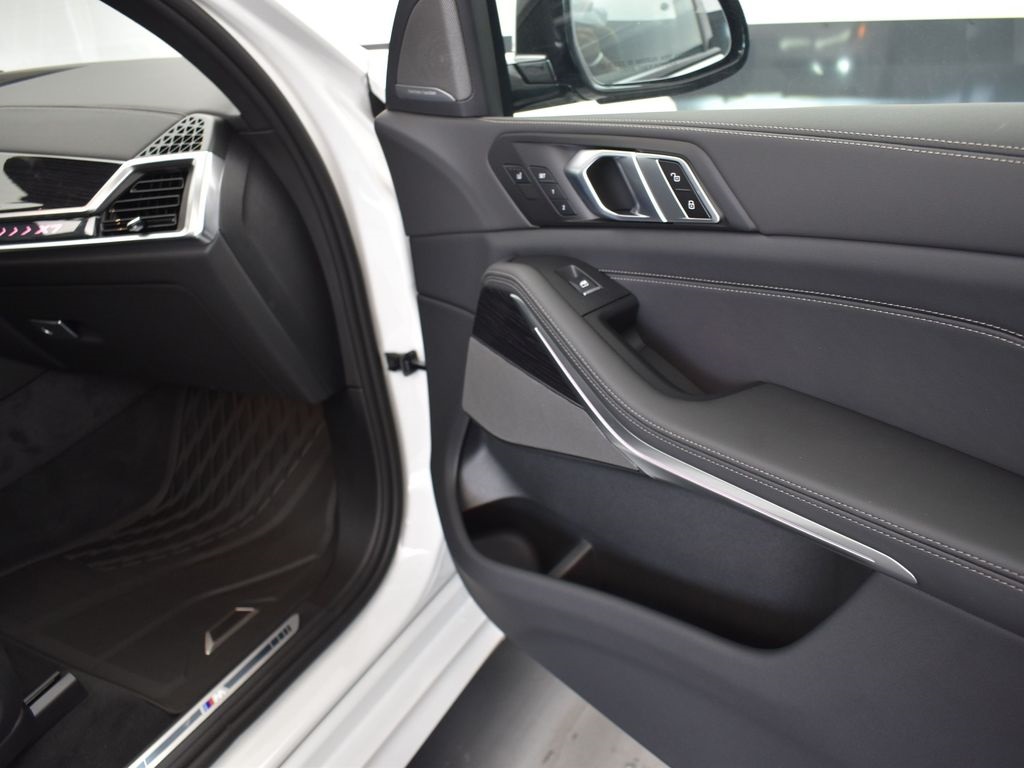 2026 Mineral White Metallic BMW X7 xDrive40i AWD SUV