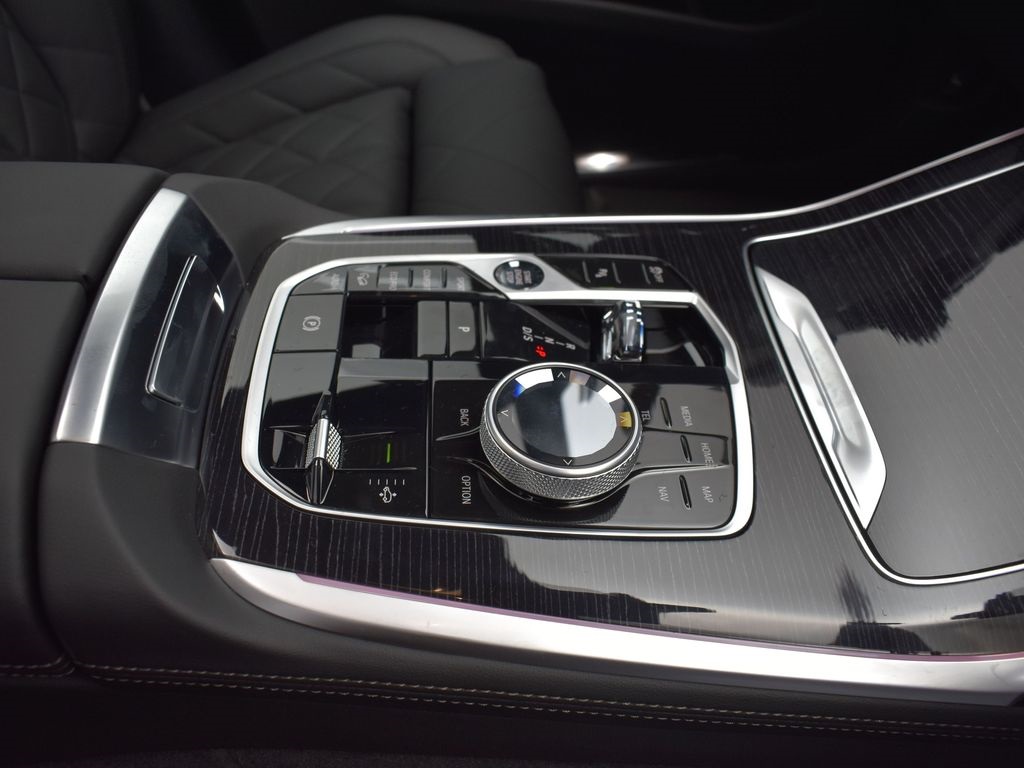 2026 Mineral White Metallic BMW X7 xDrive40i AWD SUV