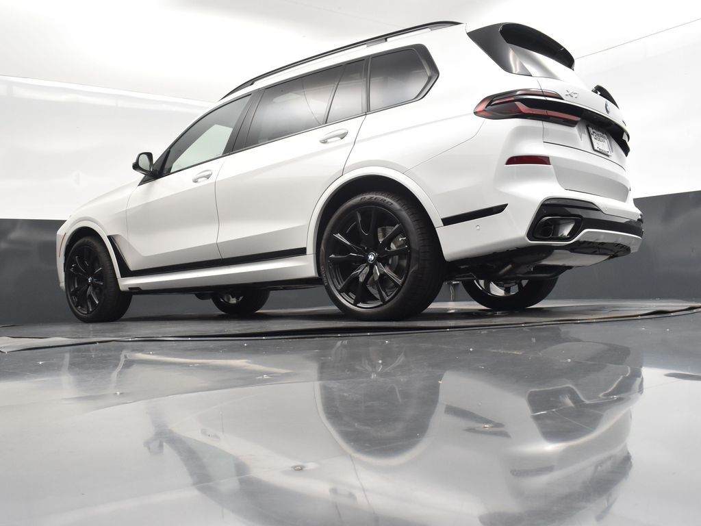 2026 Mineral White Metallic BMW X7 xDrive40i AWD SUV