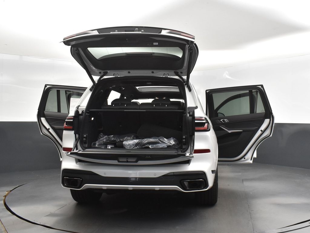 2026 Mineral White Metallic BMW X7 xDrive40i AWD SUV