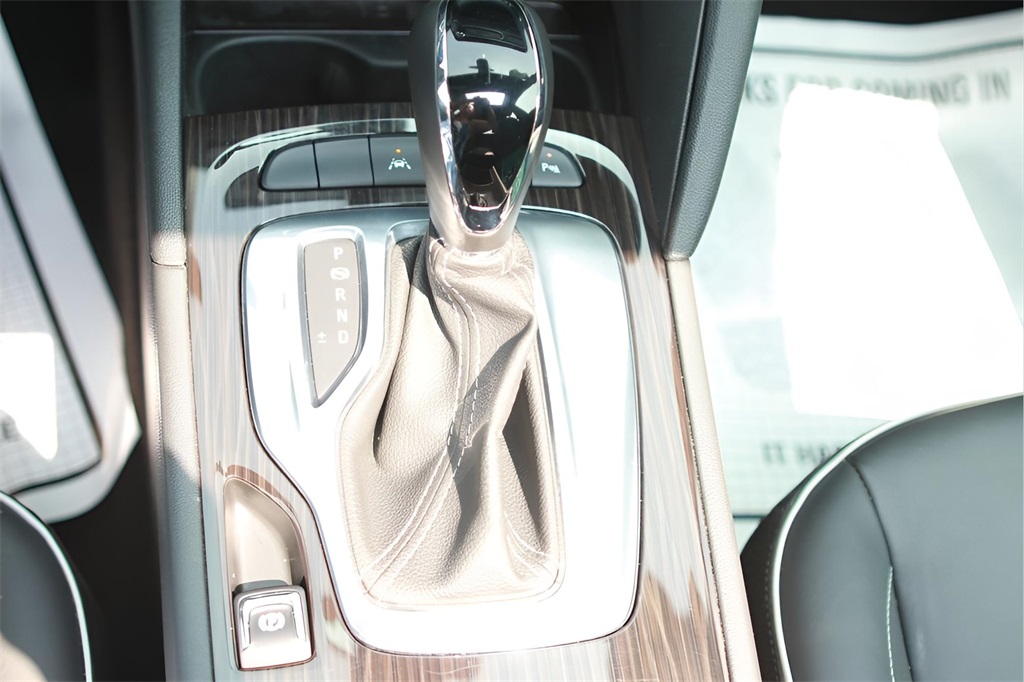 2020 Buick Regal Sportback Avenir photo 2